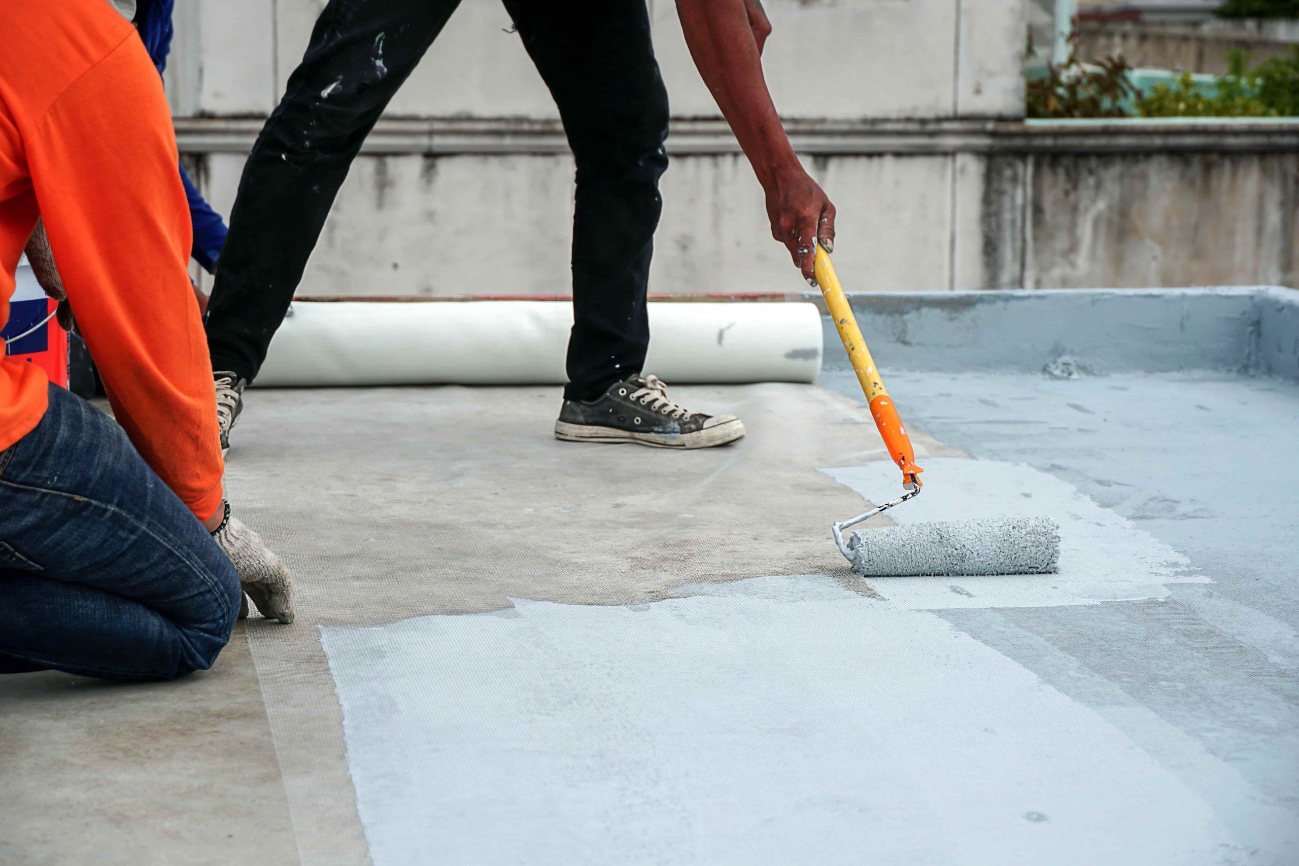 hand-painted-gray-flooring-with-paint-rollers-for-waterproof-reinforcing-netrepairing-waterproofin-min-scaled-65ac0a18